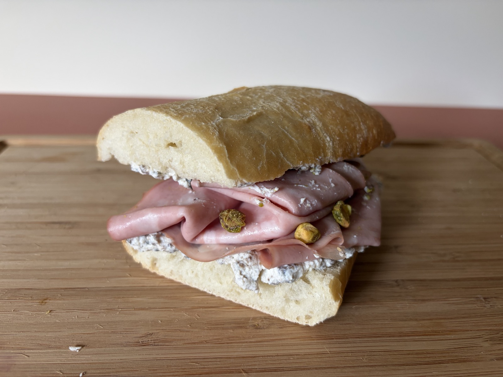 Belegd broodje mortadella