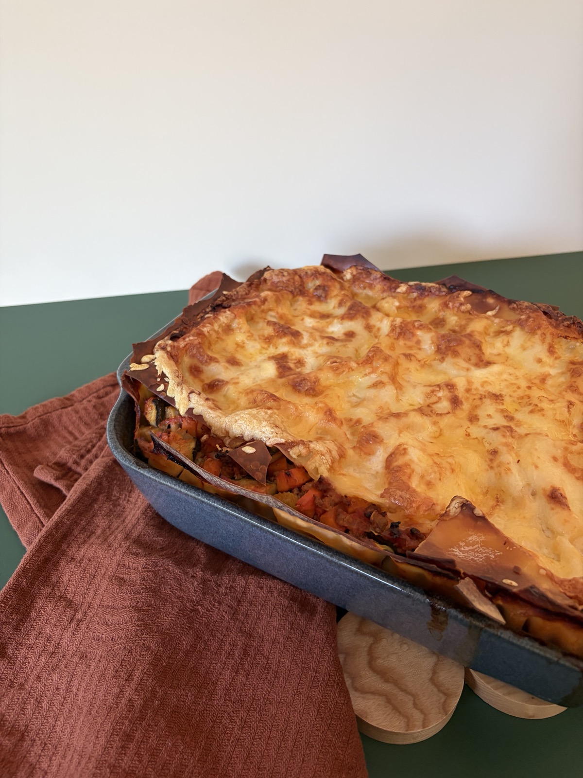 De lasagne uit de oven met een goudbruine kaaskorst bovenop